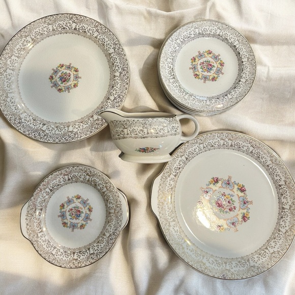 Warranted 22K Liberty Gold Fine China Dishes (16 pc) - Picture 3 of 16